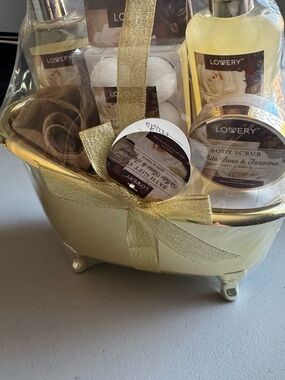 Love Bath & Body White and Gold Gift Set - White, Gold